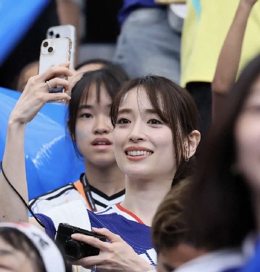 美人妻・泉里香が韓国で注目の的